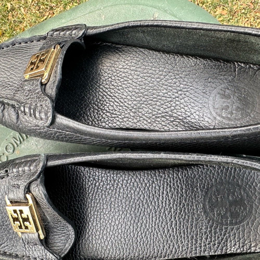 Tory Burch Black Leather Loafers with Gold Logo - Picture 10 of 12